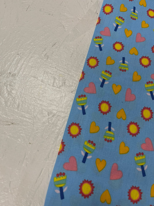 Algodón Estampado Sol y Corazón Azul - detalle estampado infantil sobre fondo azul
