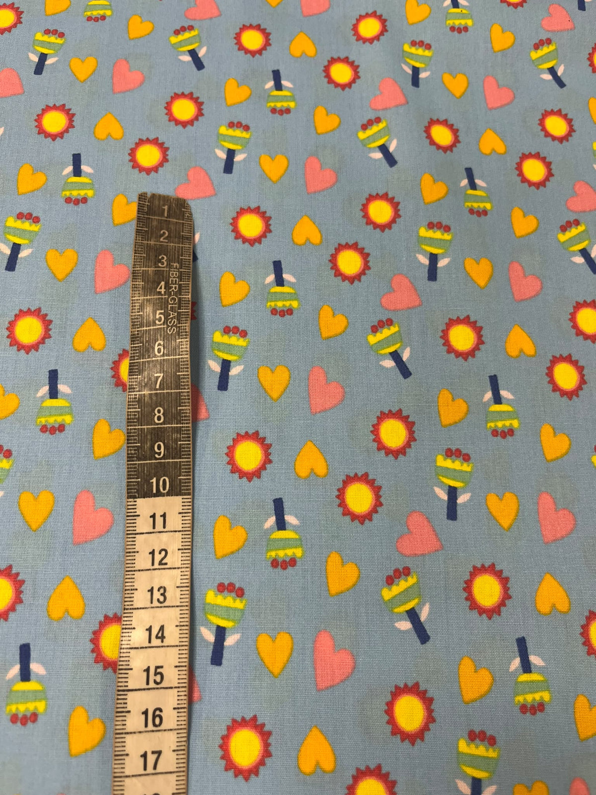 Algodón Estampado Sol y Corazón Azul - caída y textura del tejido