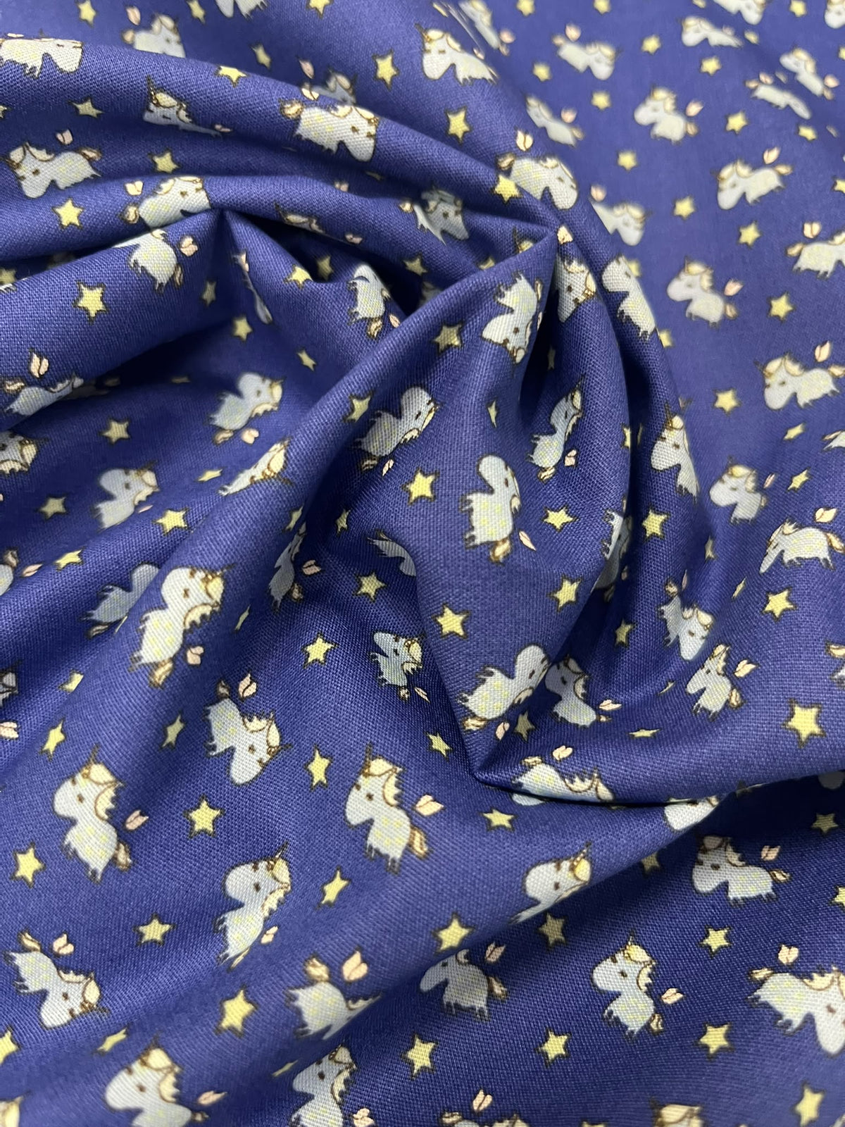 Algodón Unicornios Blancos Azul - caída y textura del tejido