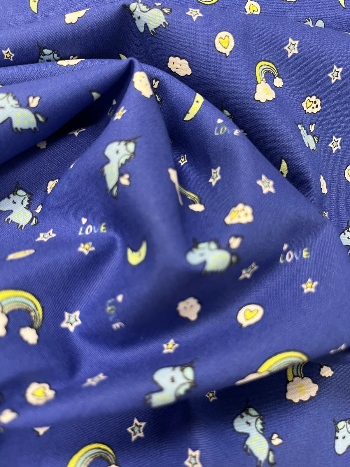 Algodón Unicornios y Arcoíris Azul - detalle escala motivos con cinta métrica