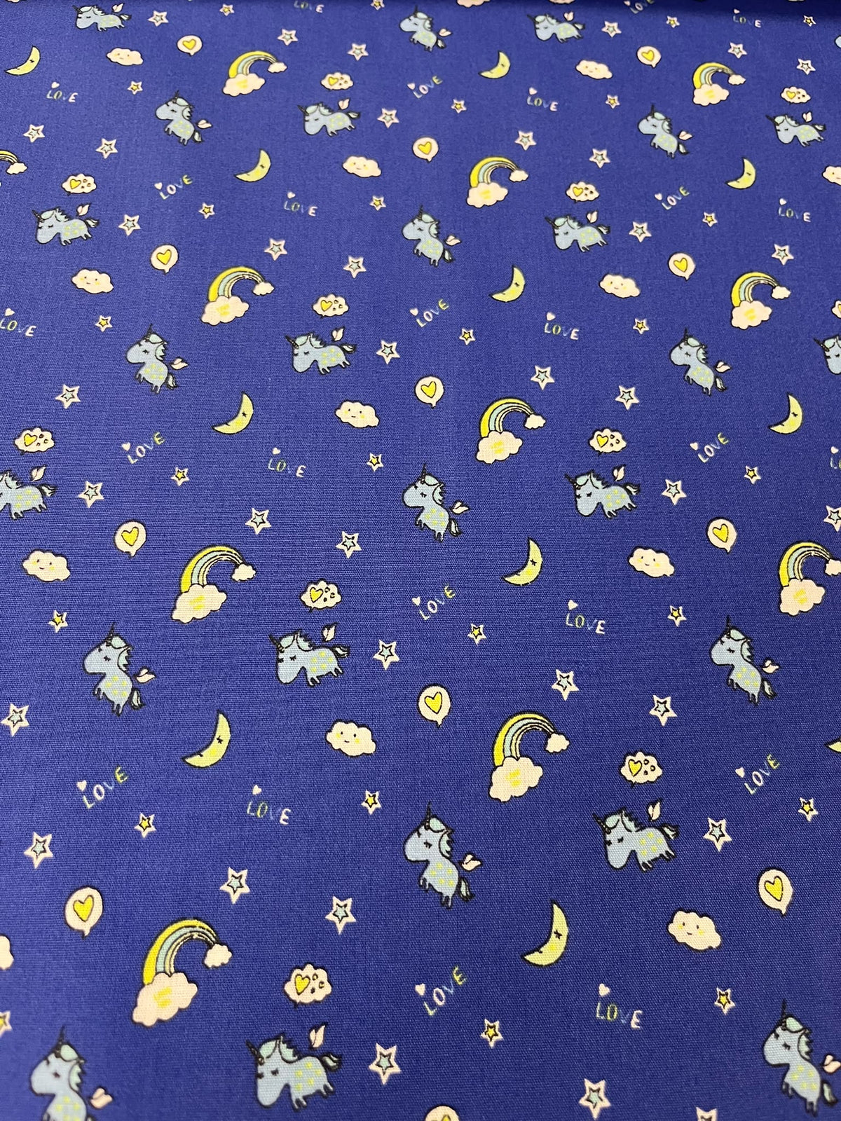 Algodón Unicornios y Arcoíris Azul - caída y textura del tejido