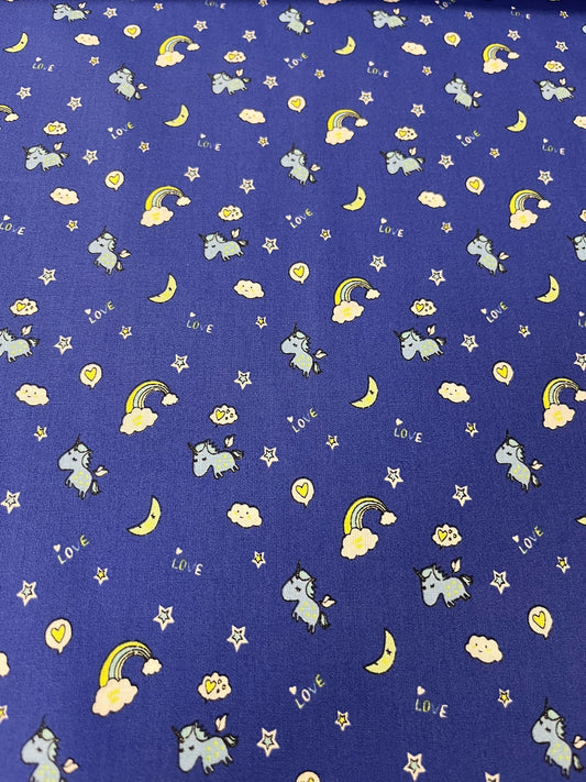 Algodón Unicornios y Arcoíris Azul - caída y textura del tejido