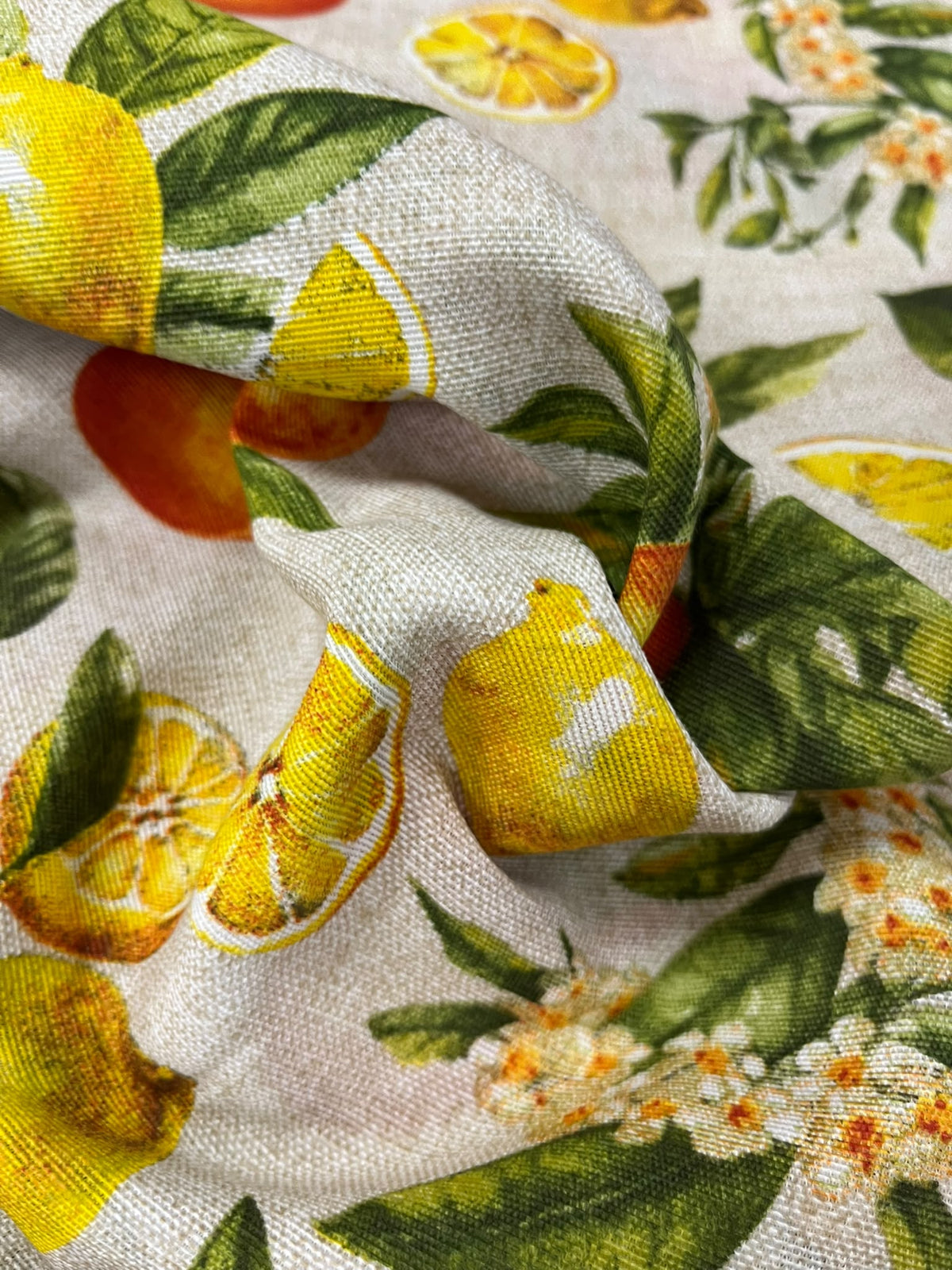Loneta estampado cítricos - detalle caída y estampado