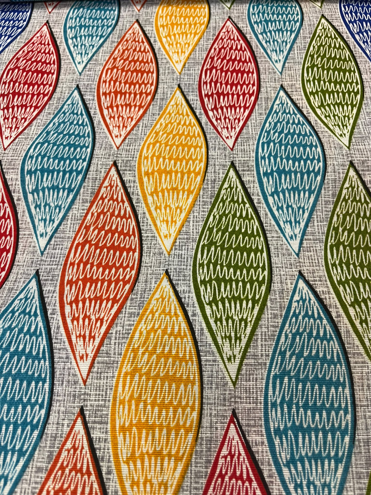 Loneta estampado hojas coloridas - detalle diseño completo
