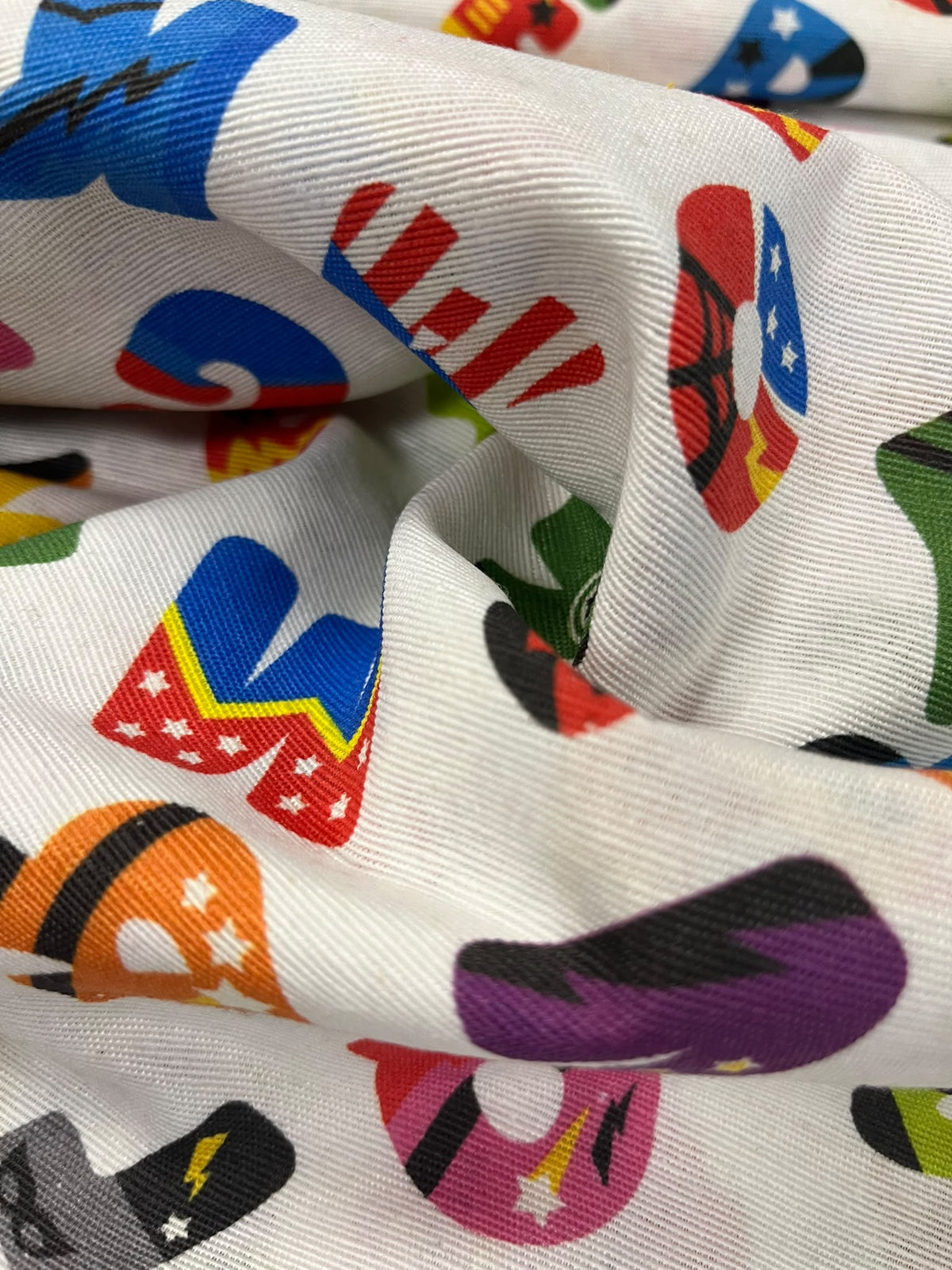 Loneta estampado letras superhéroes - detalle caída