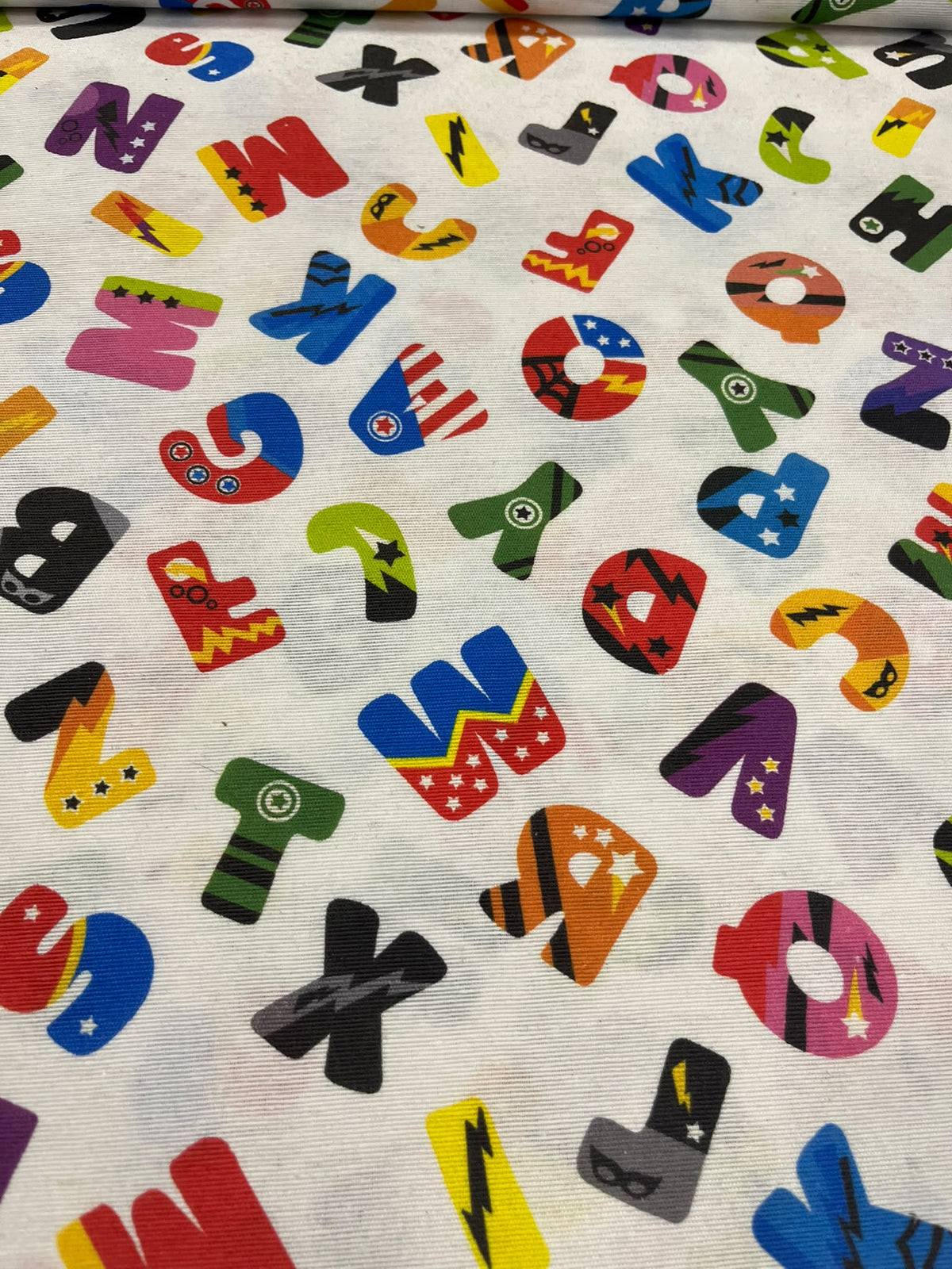 Loneta estampado letras superhéroes - detalle diseño completo