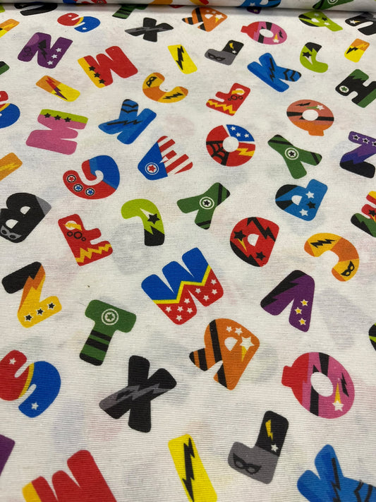 Loneta estampado letras superhéroes - detalle diseño completo