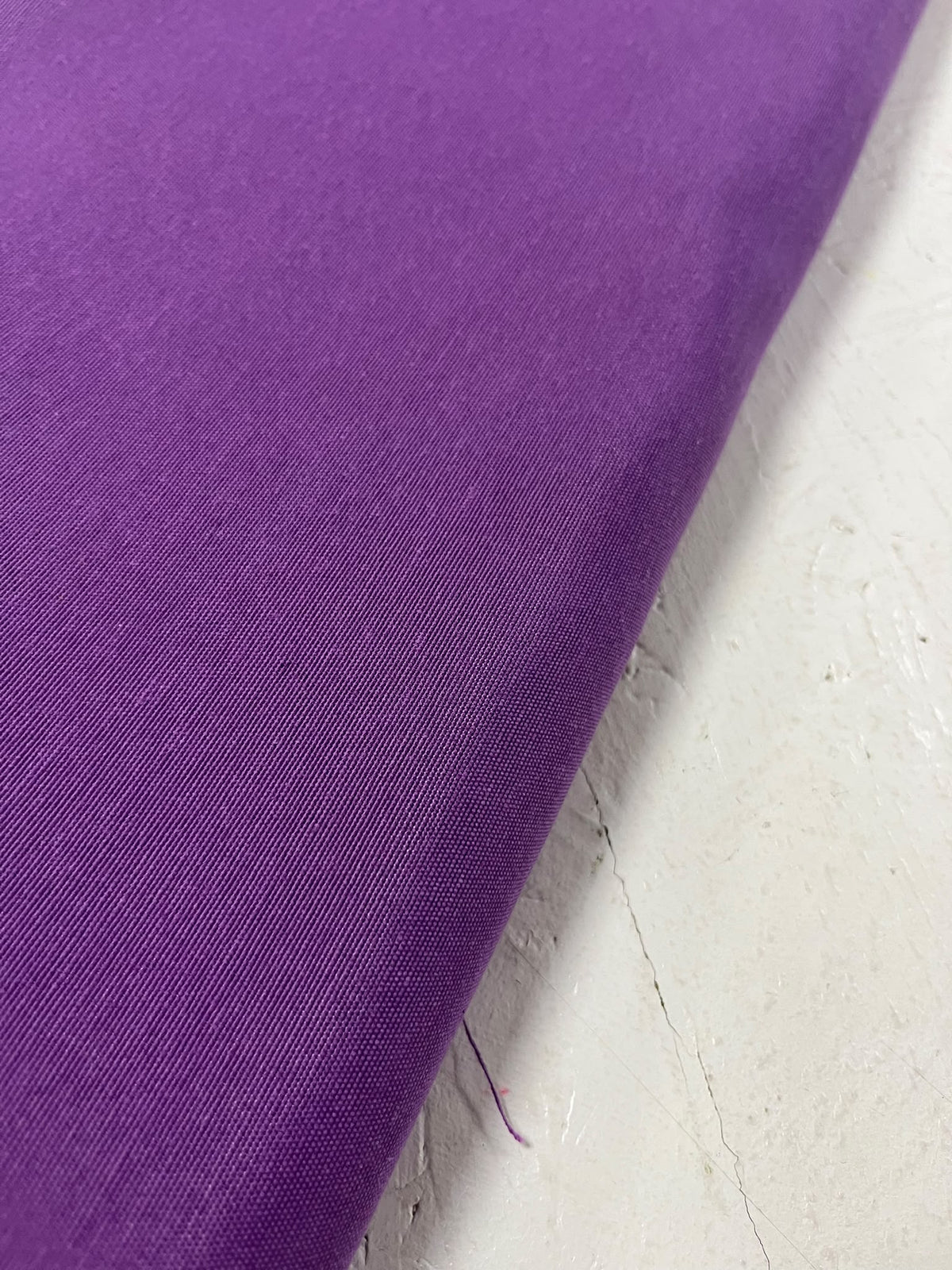 Loneta lisa morado violeta - detalle rollo y tono