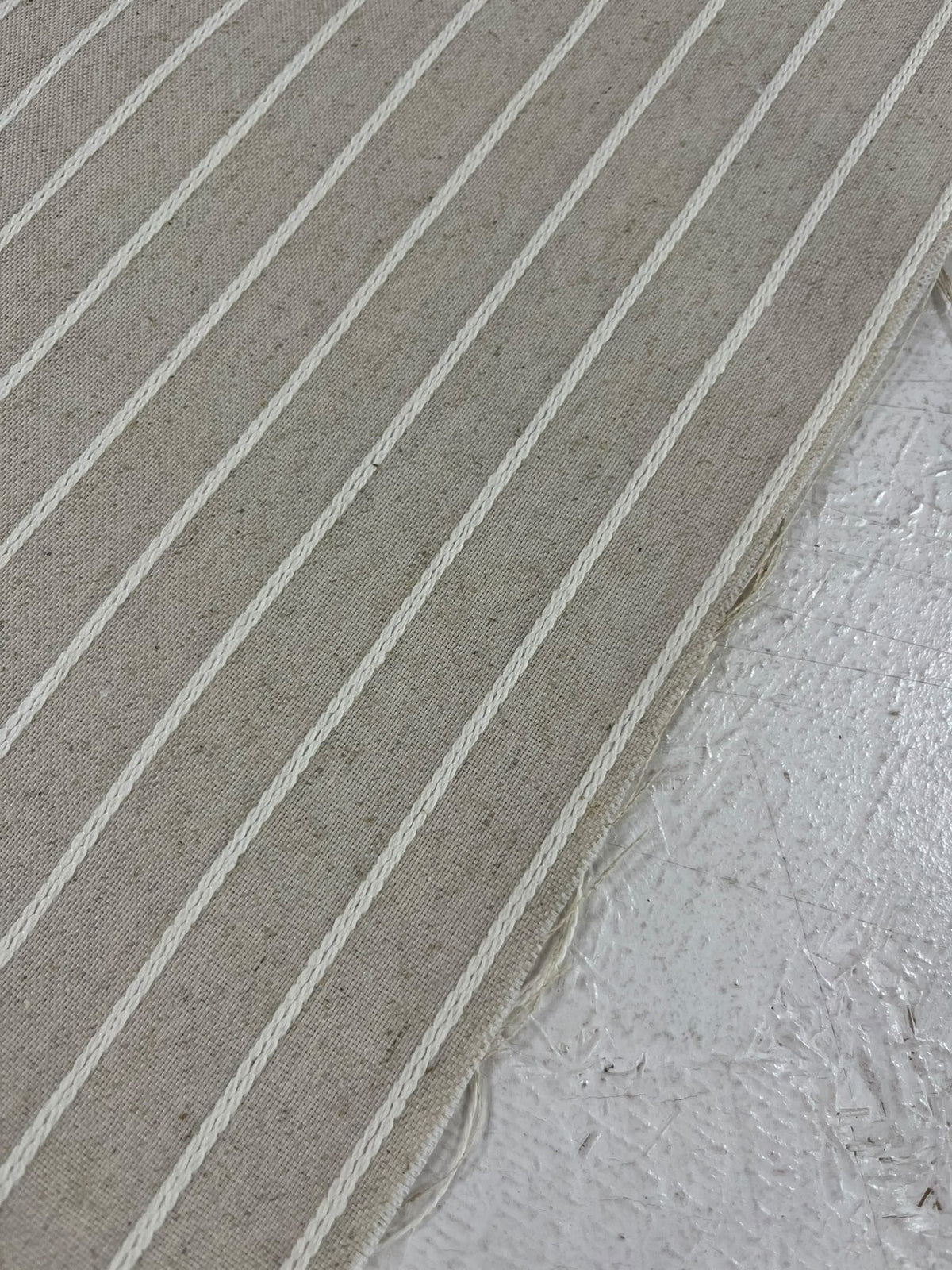 Detalle de loneta beige con rayas tejidas claras