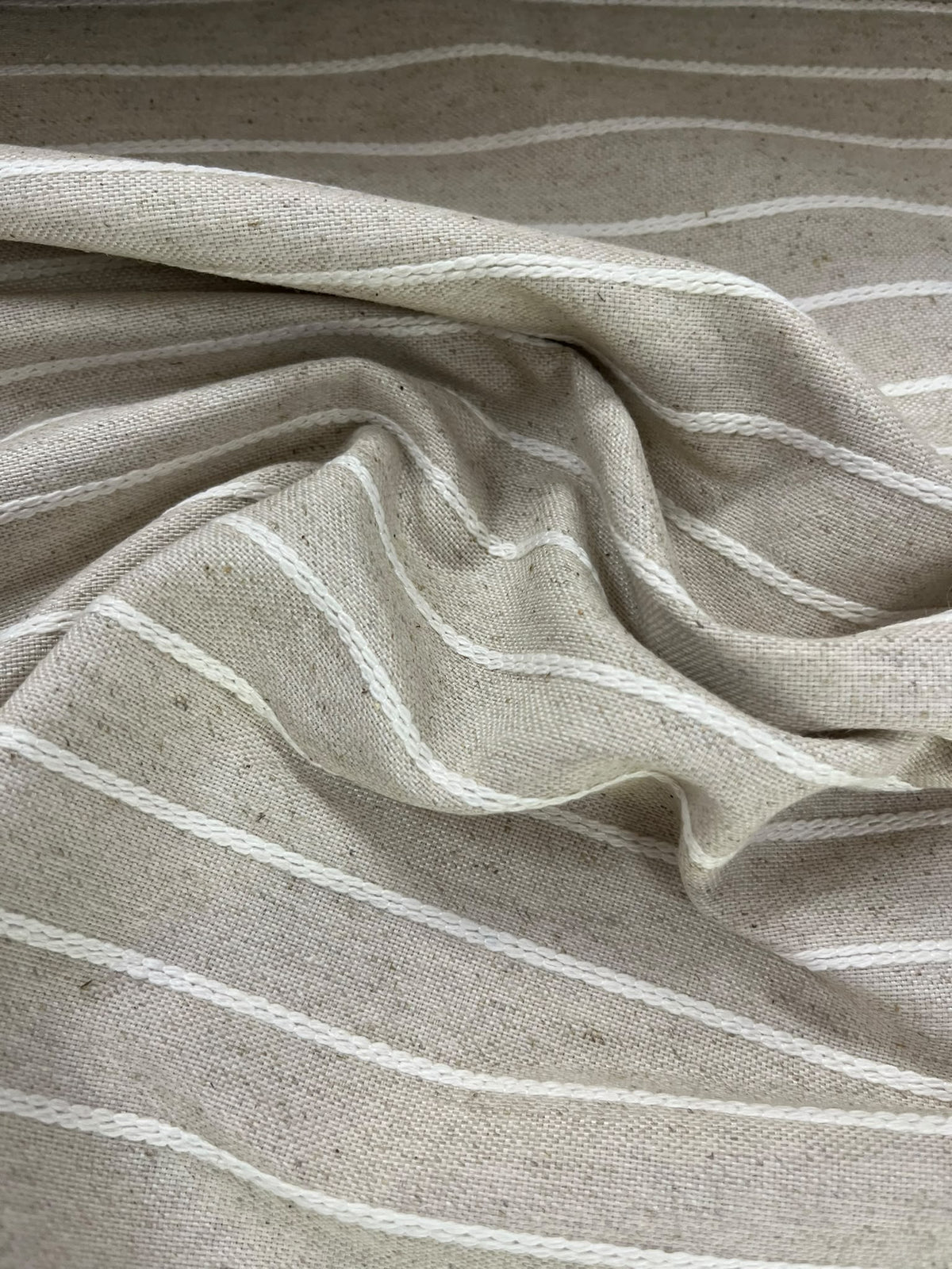 Loneta beige de raya tejida con pliegues