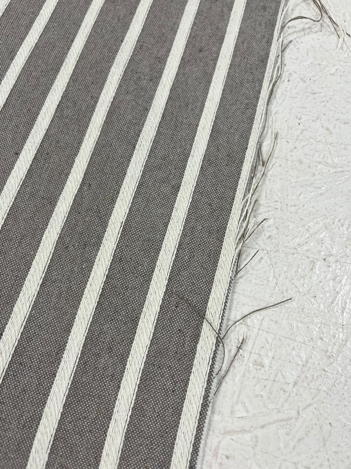Detalle de loneta gris con rayas tejidas claras