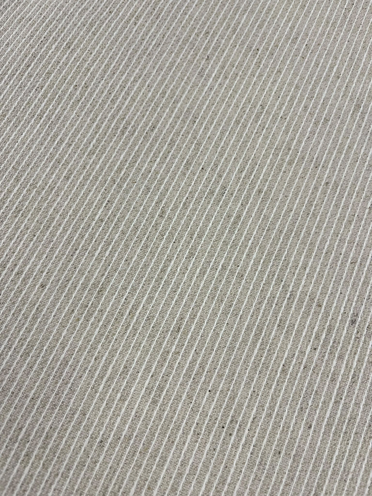 Loneta beige de rayitas tejidas claras con pliegues