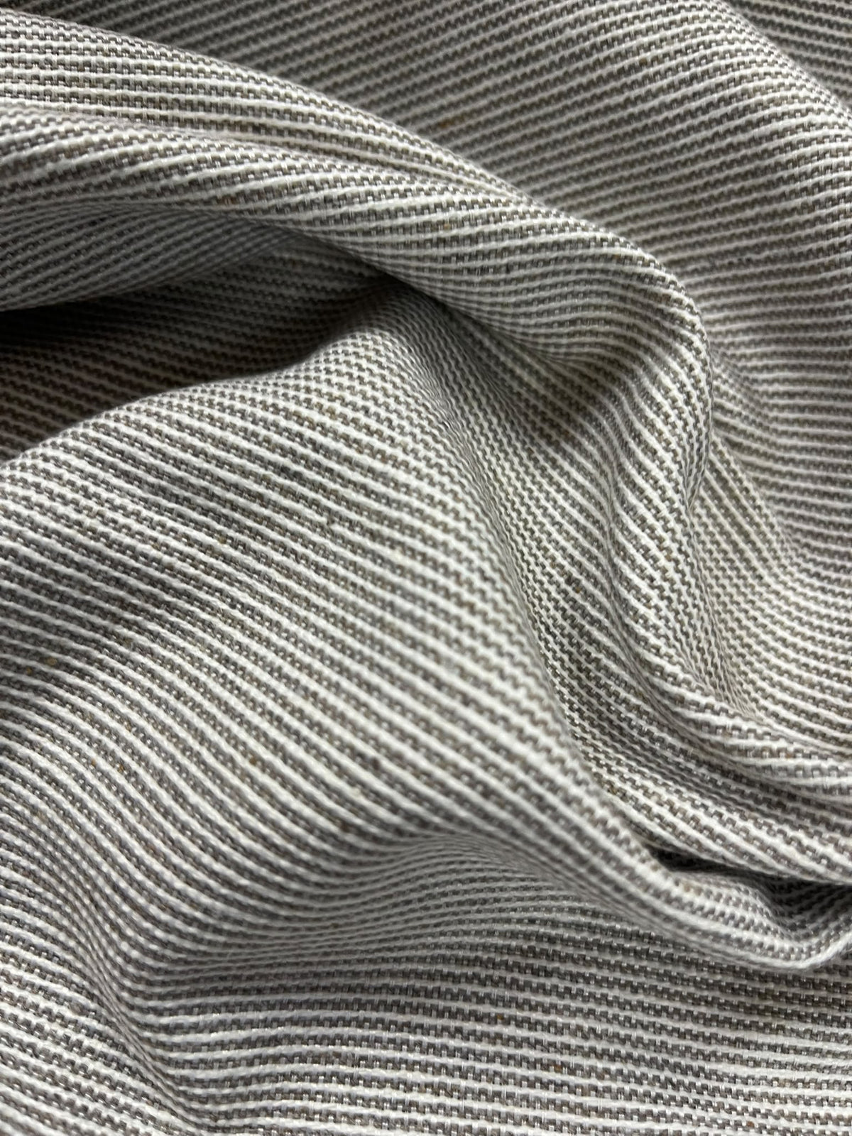 Loneta gris con rayitas tejidas claras extendida