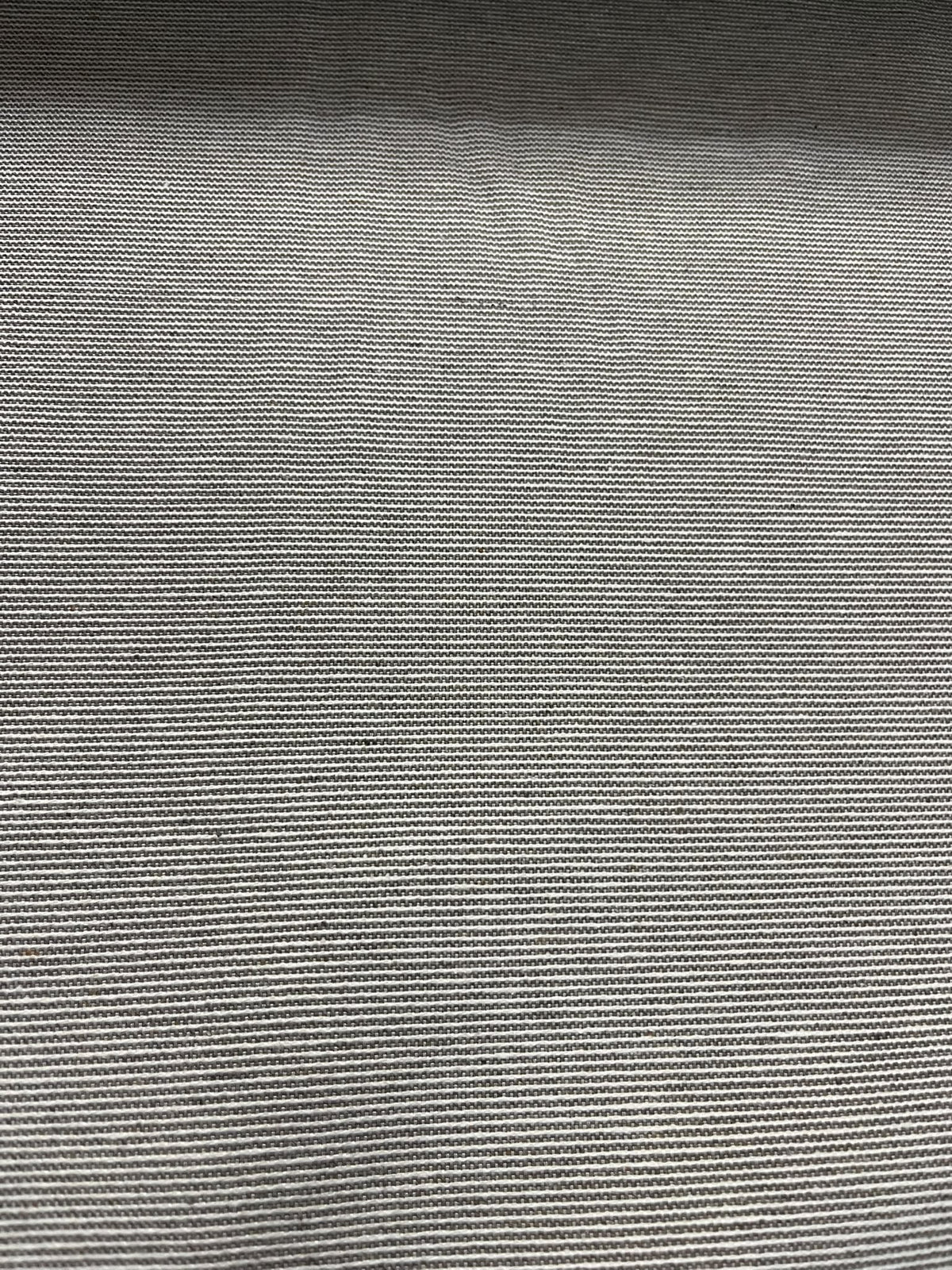 Detalle de loneta de rayita tejida gris con pliegues