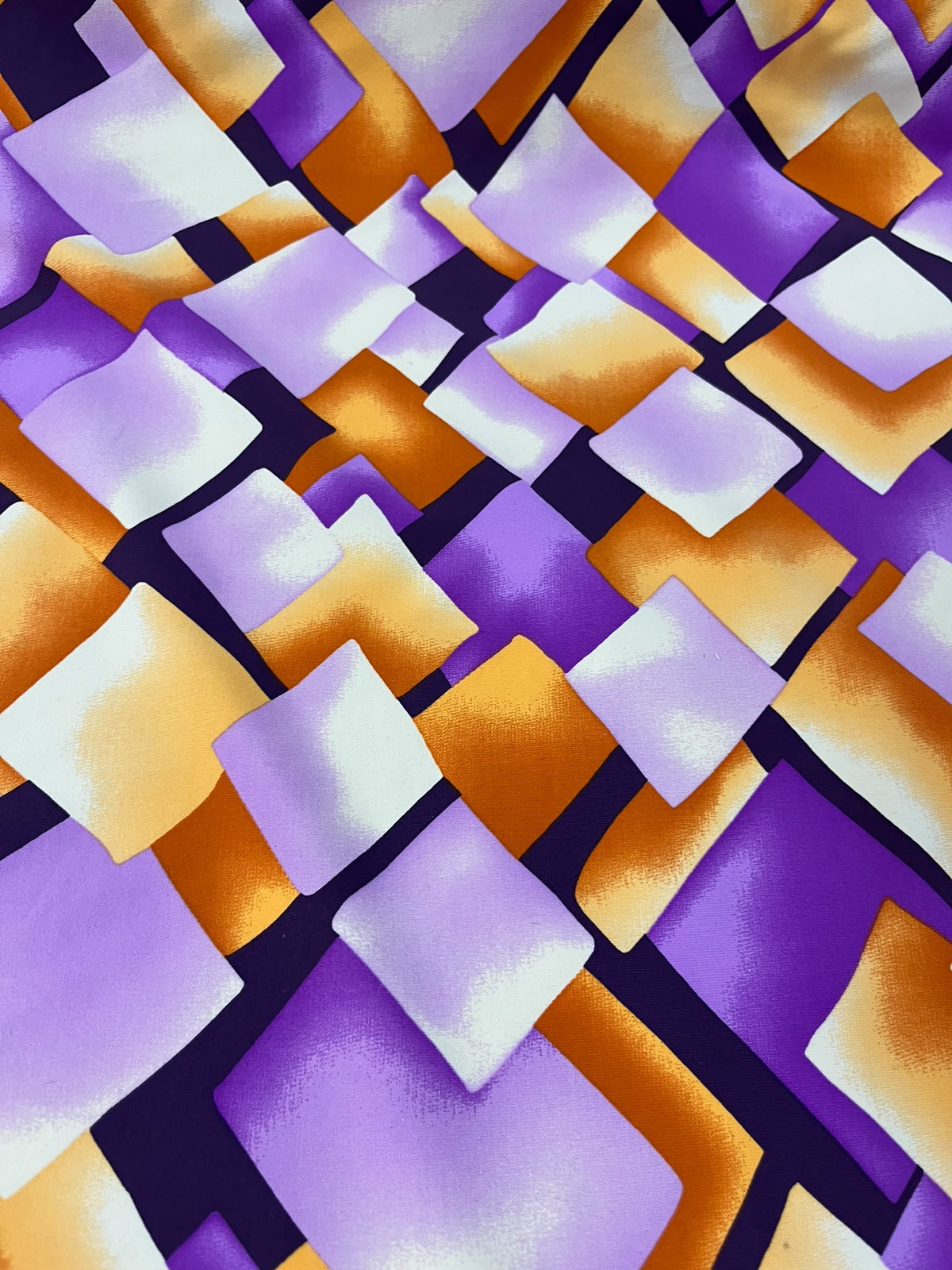 Lycra Geométrico Morado y Naranja - detalle estampado formas 3D