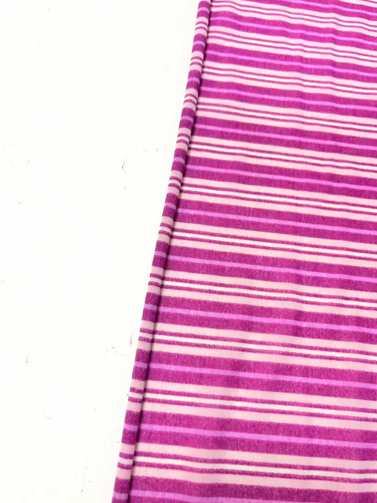 Lycra Rayas Morado y Blanco - caída y textura del tejido