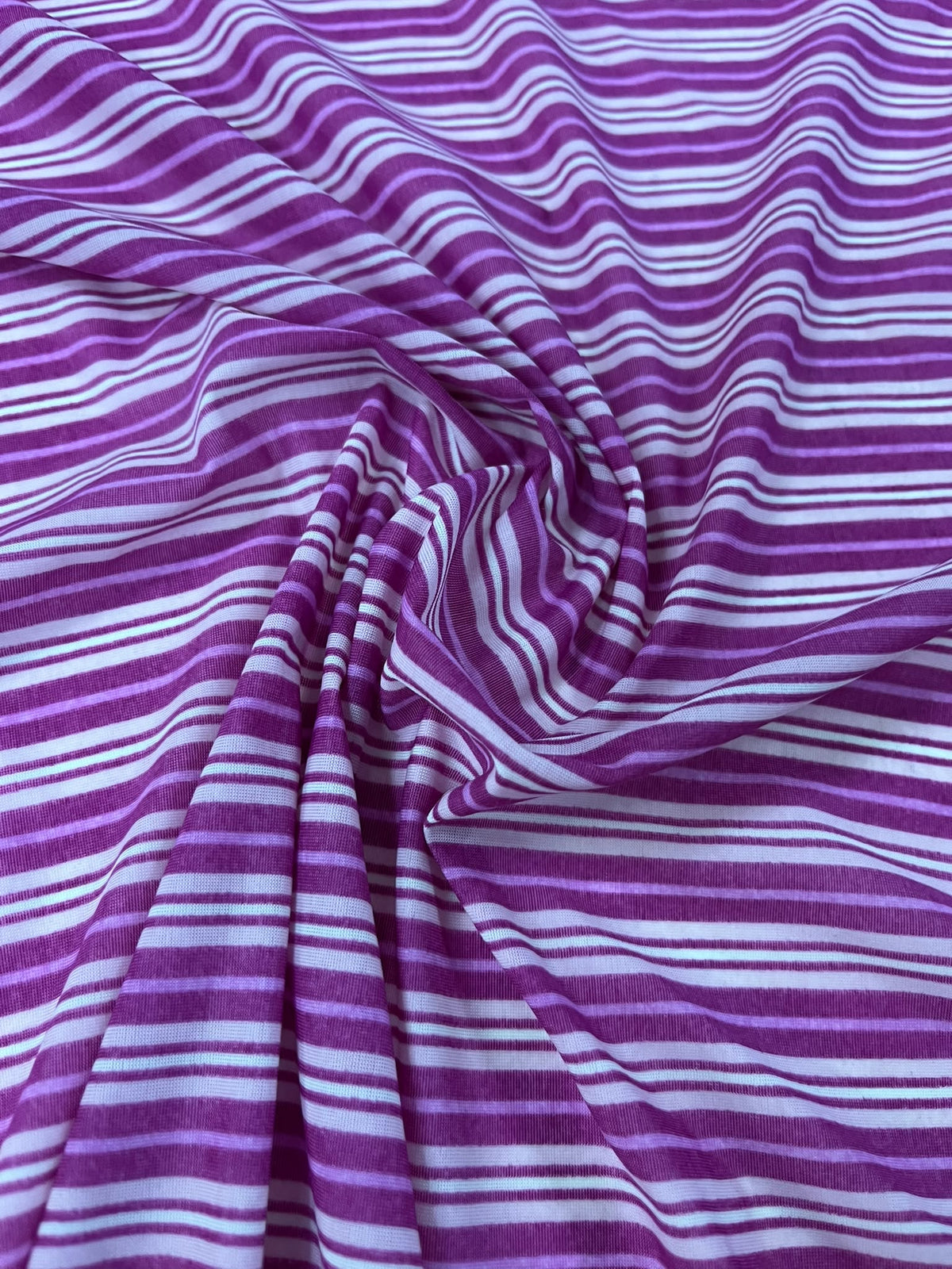 Lycra Rayas Morado y Blanco - detalle rayas horizontales