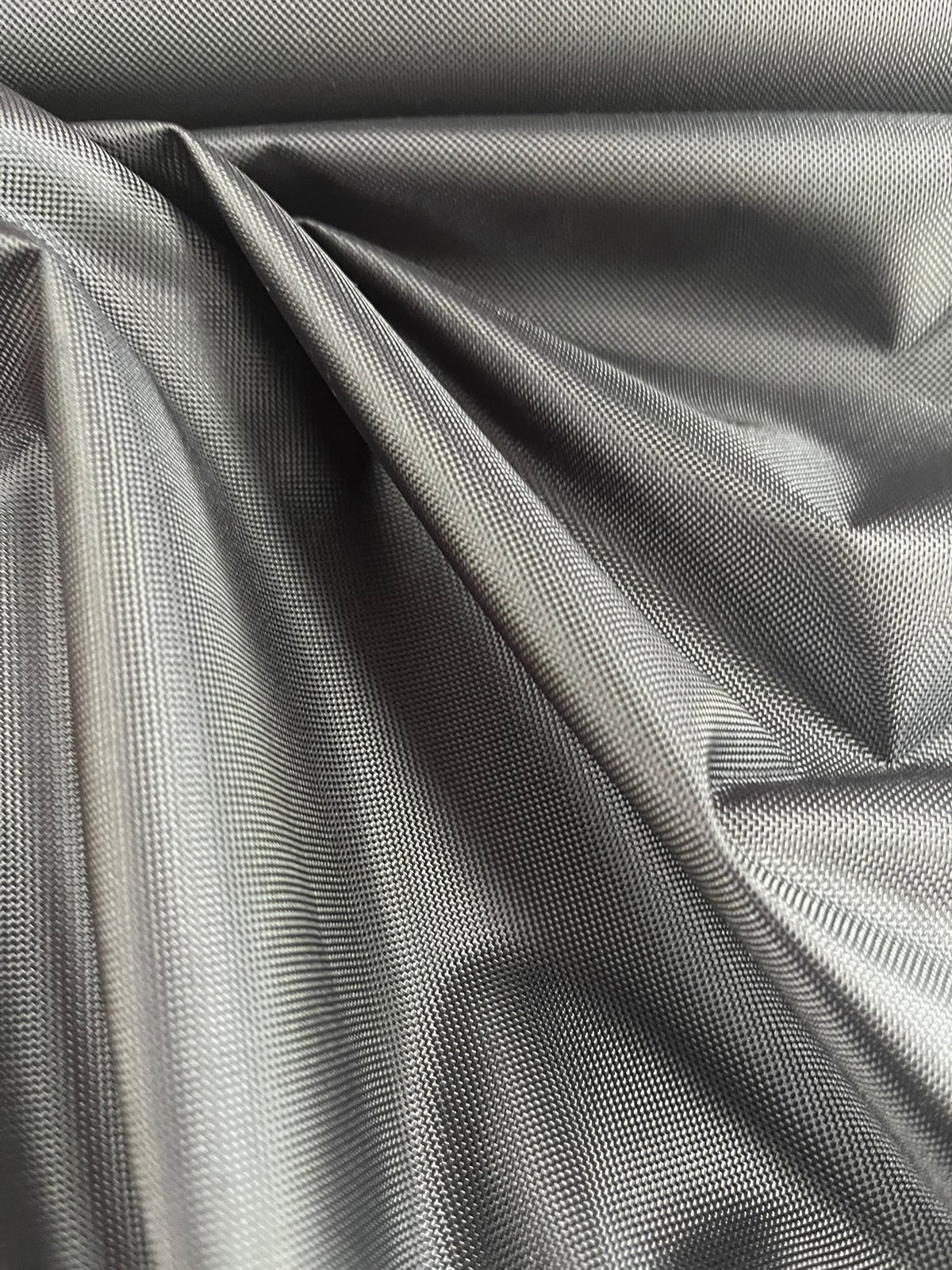 Impermeable negro - detalle caída y brillo