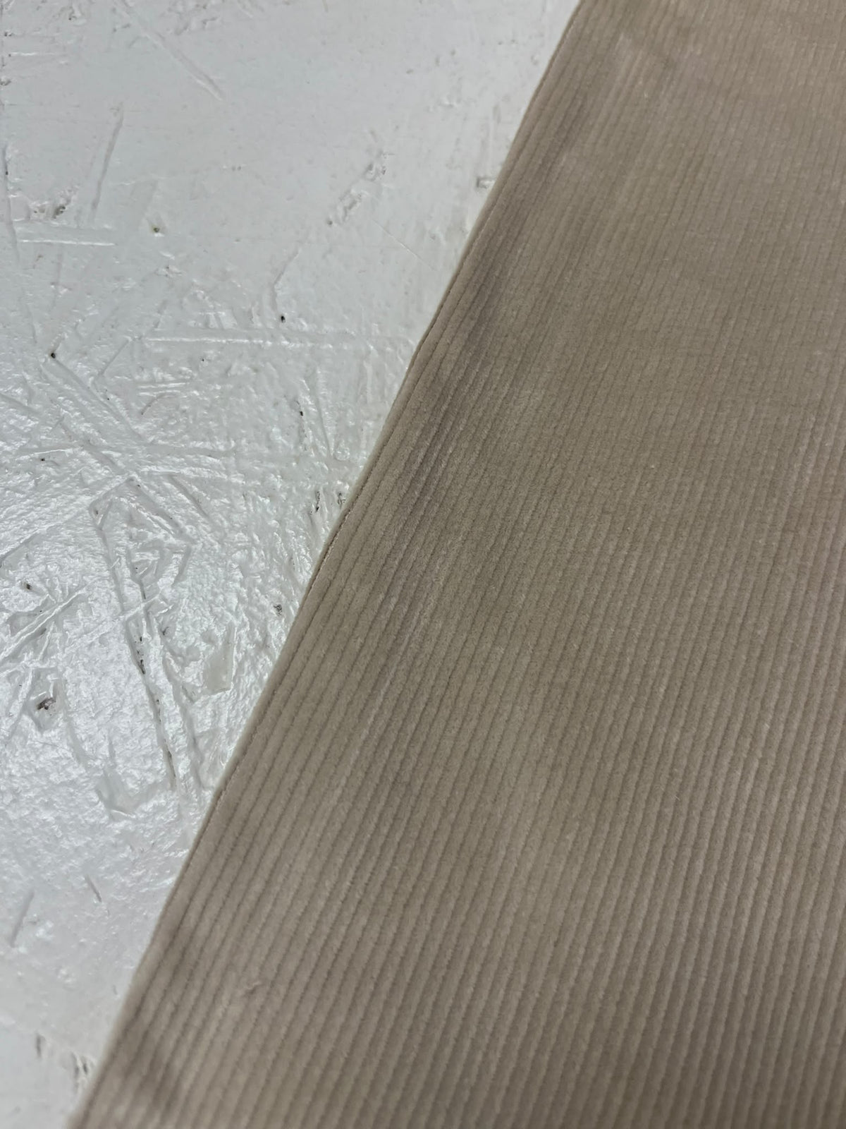 Detalle de los canales de la pana beige
