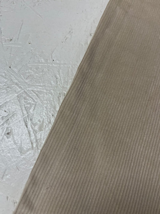 Detalle de los canales de la pana beige