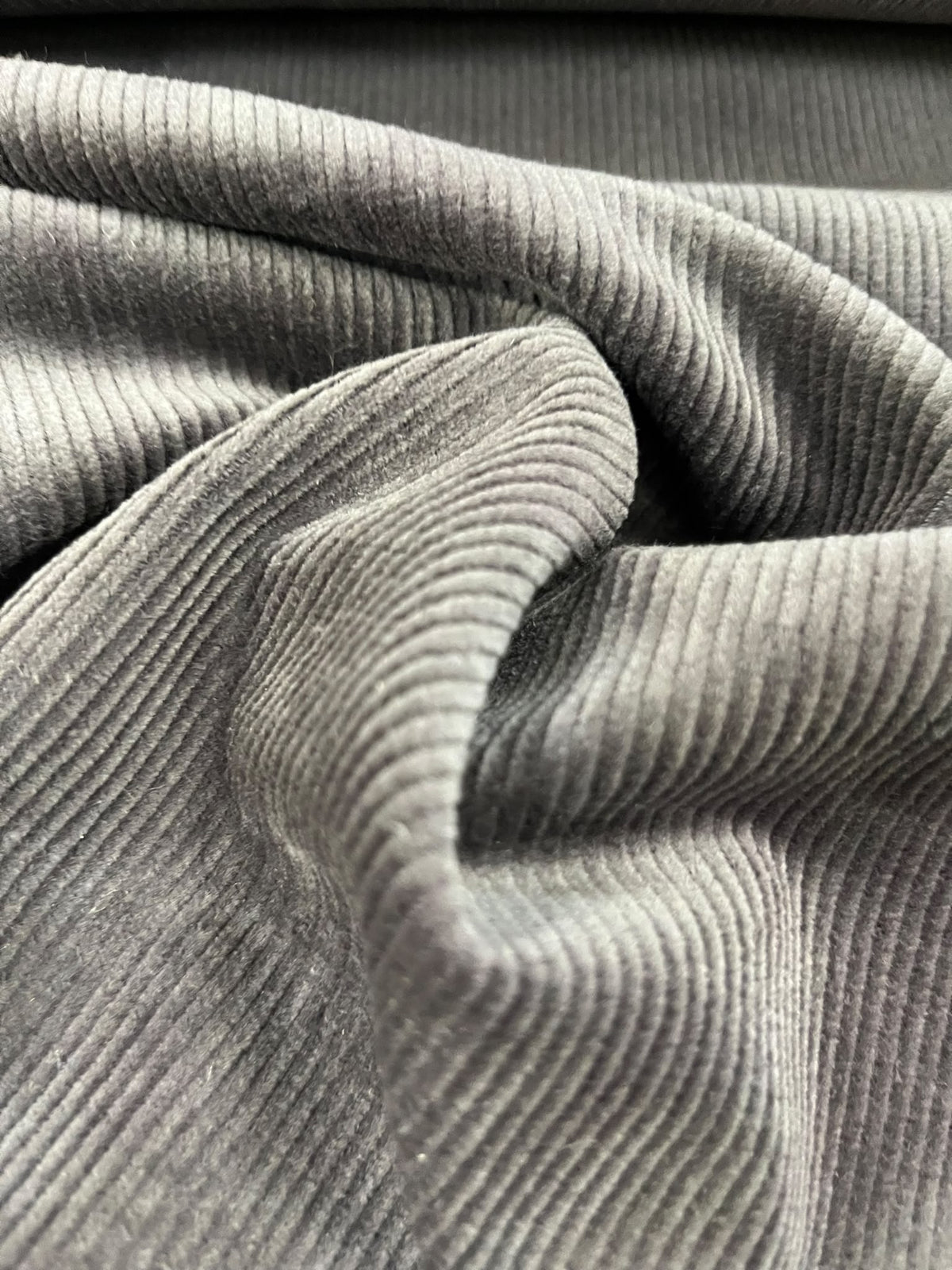 Pana gris oscuro - detalle caída y costillas