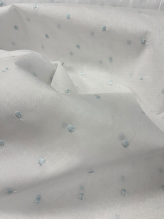 Plumeti Blanco Punto Azul - detalle lunares bordados