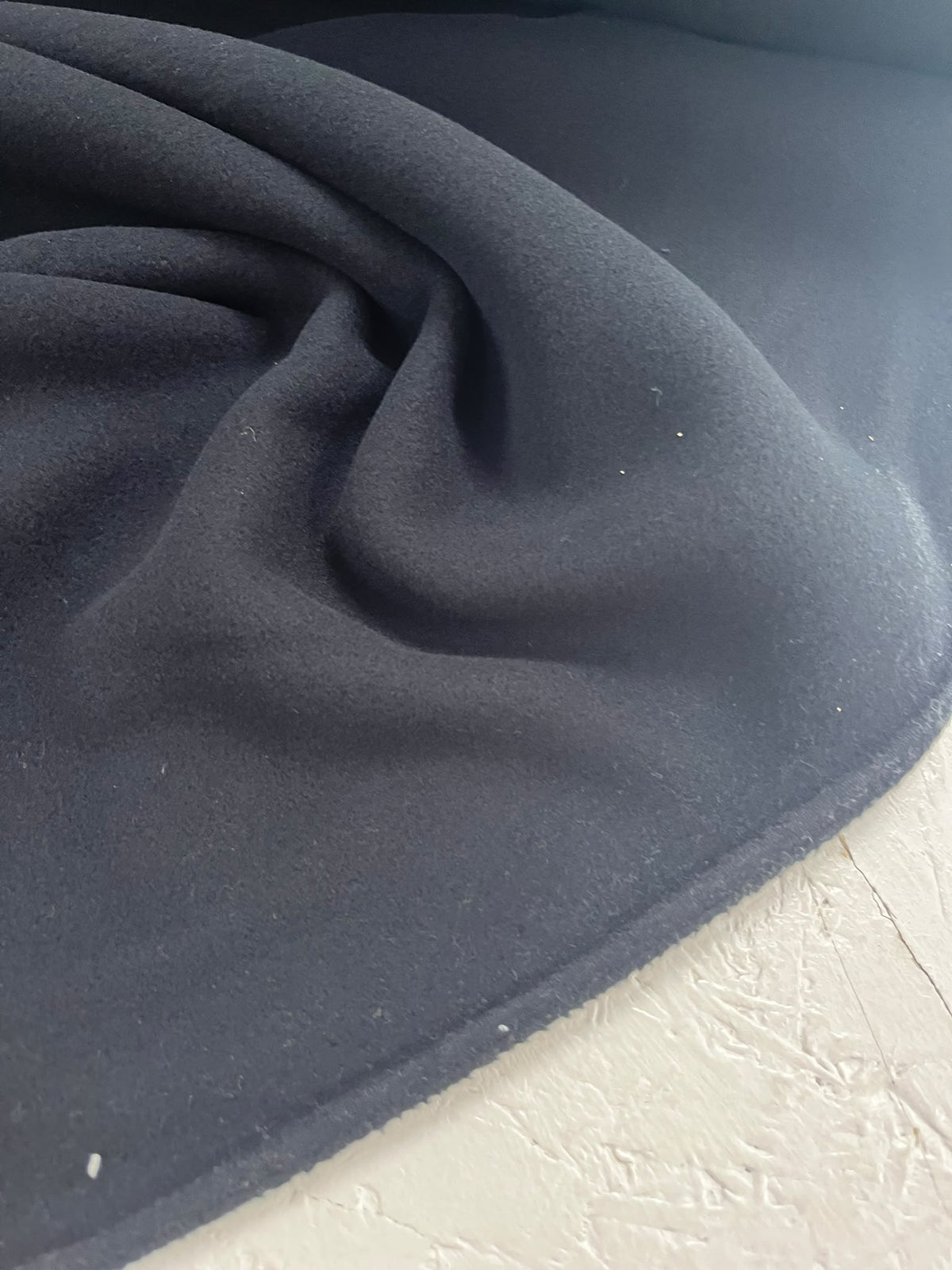 Forro Polar Negro - caída y textura afelpada del tejido