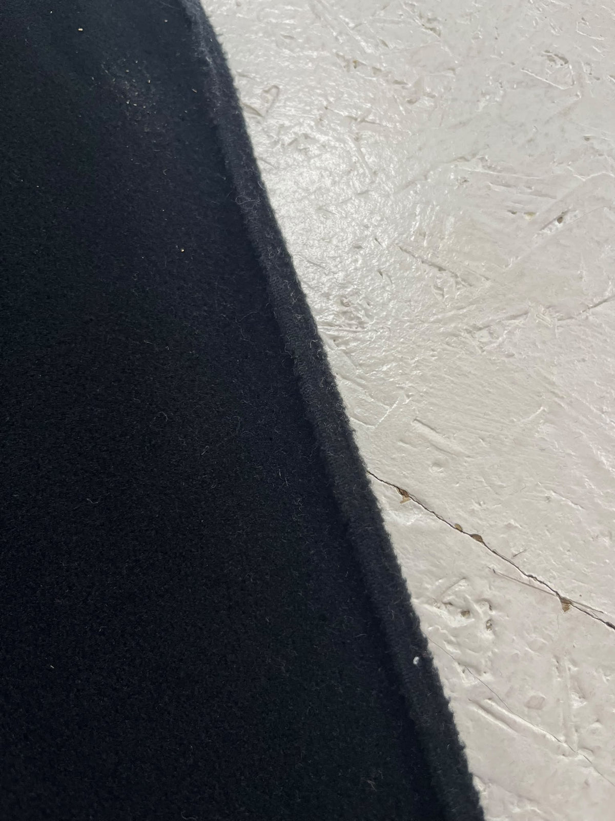 Forro Polar Negro - detalle canto y grosor del tejido