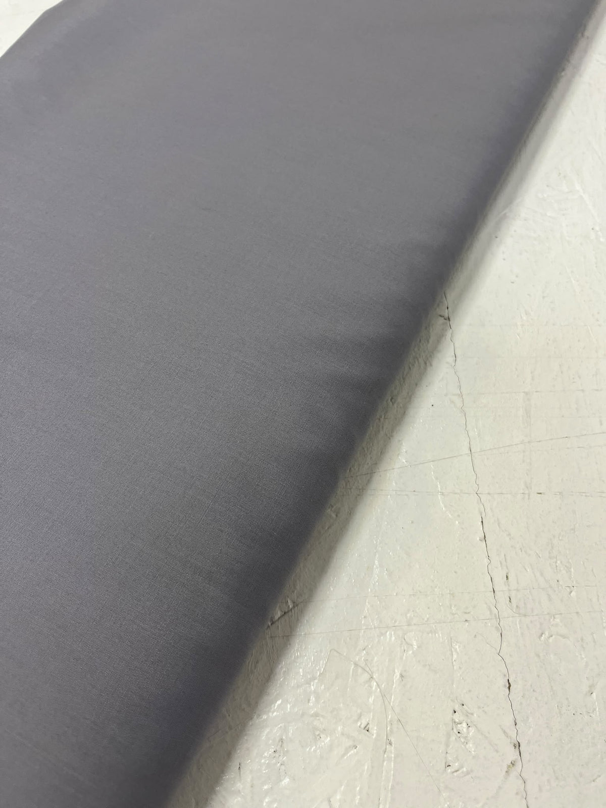 Popelín liso gris pizarra - detalle rollo y tono