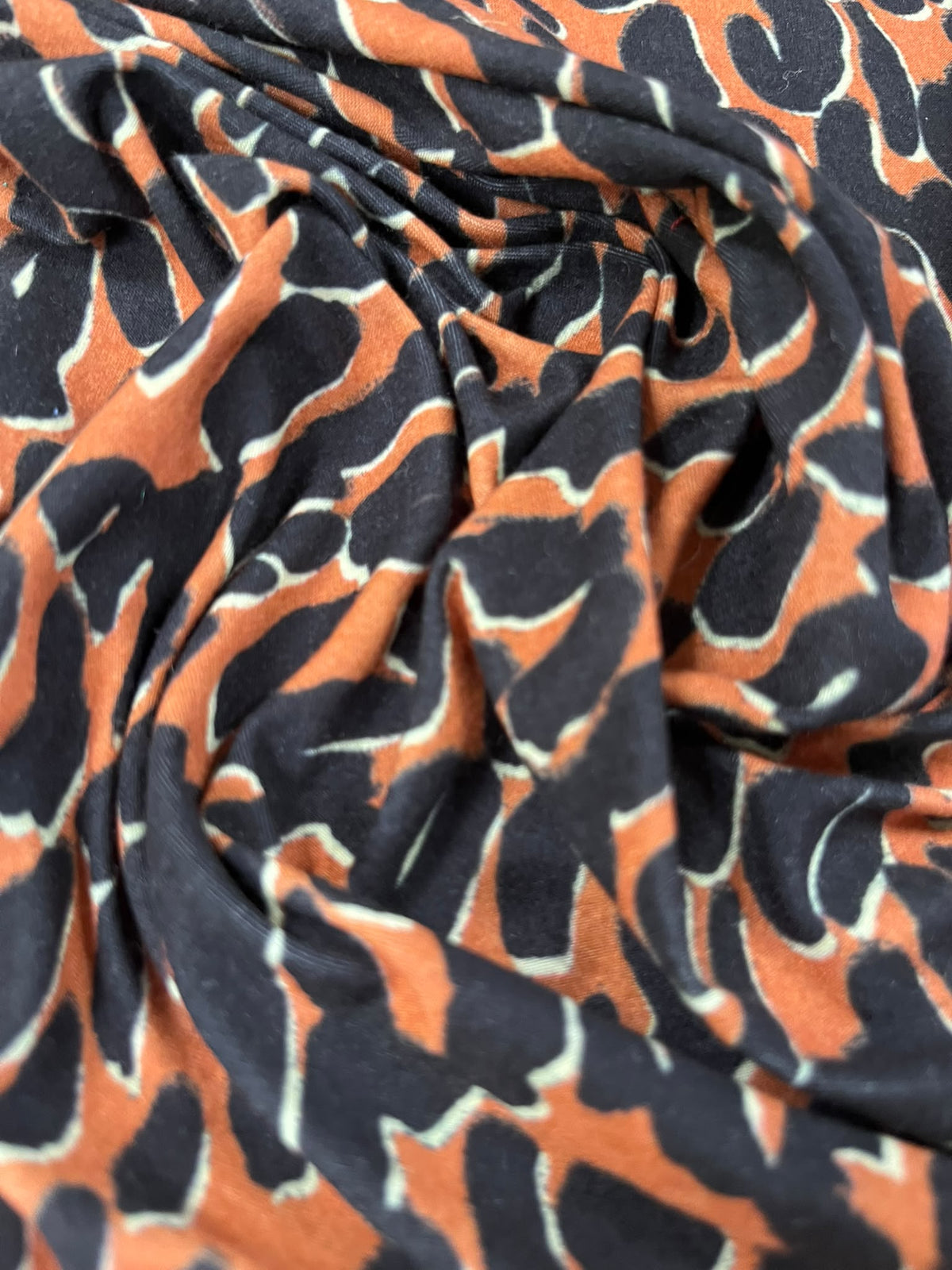 Punto Leopardo Naranja y Negro - detalle estampado manchas