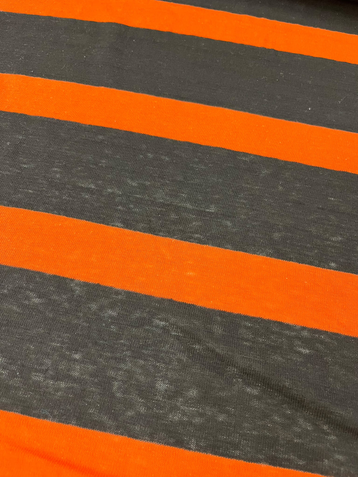 Punto Rayas Negro y Naranja - caída y textura del tejido
