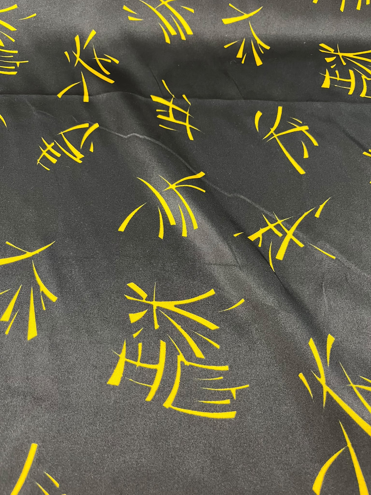 Satinado Letras Chinas - detalle estampado caracteres chinos amarillo sobre negro