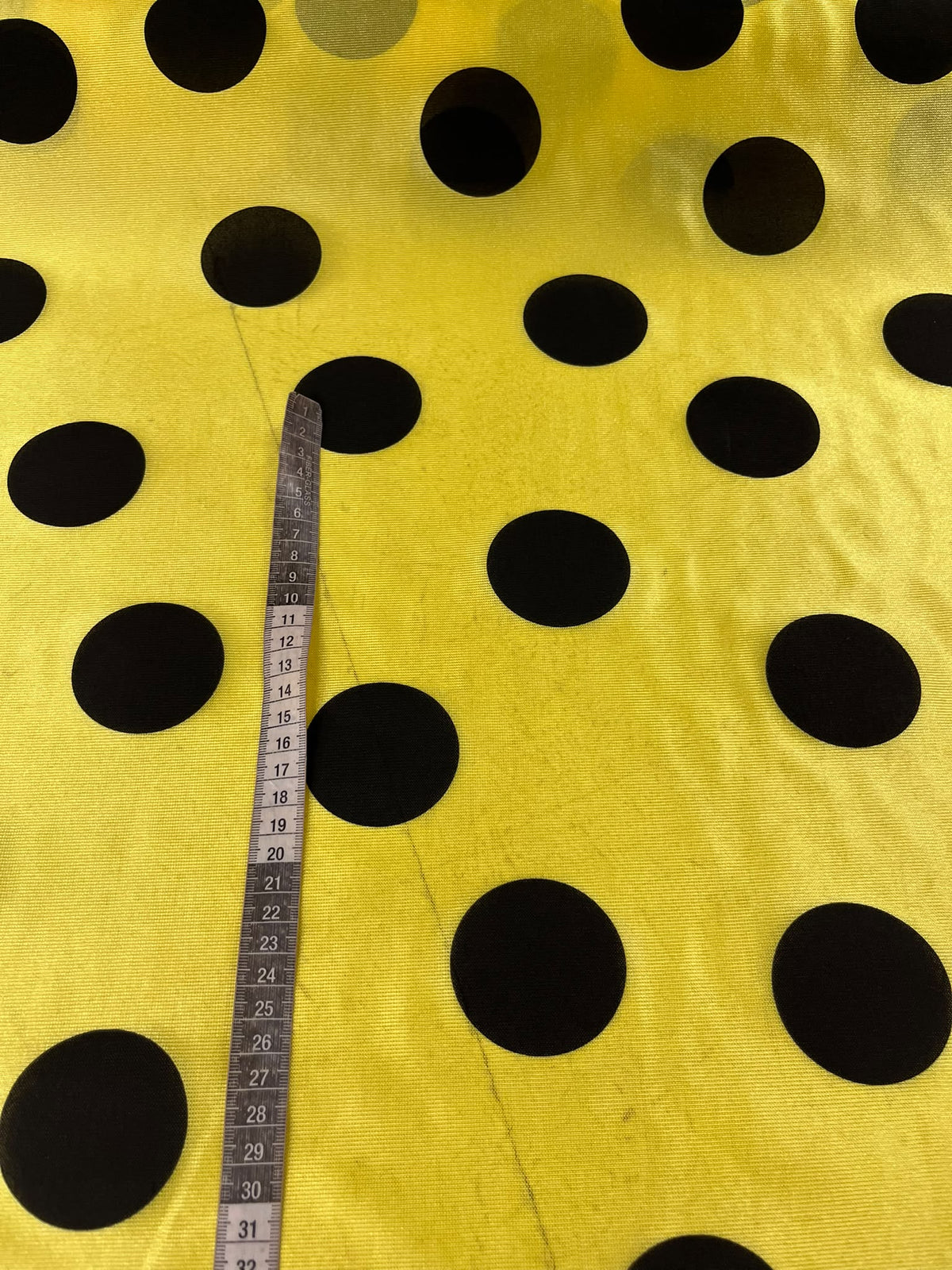 Rasete Círculos Negros Amarillo - detalle tamaño círculos con cinta métrica