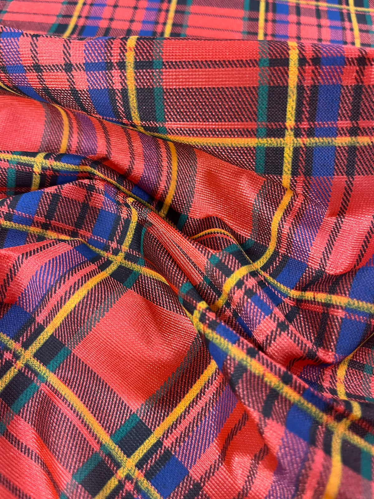 Rasete Escocés Rojo y Azul - caída y brillo satinado del tejido