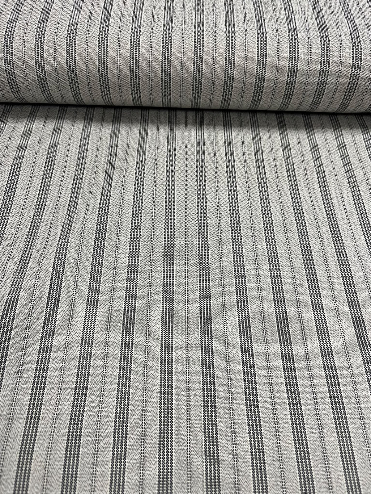 Tejido de rayas gris - detalle rollo y patrón de rayas