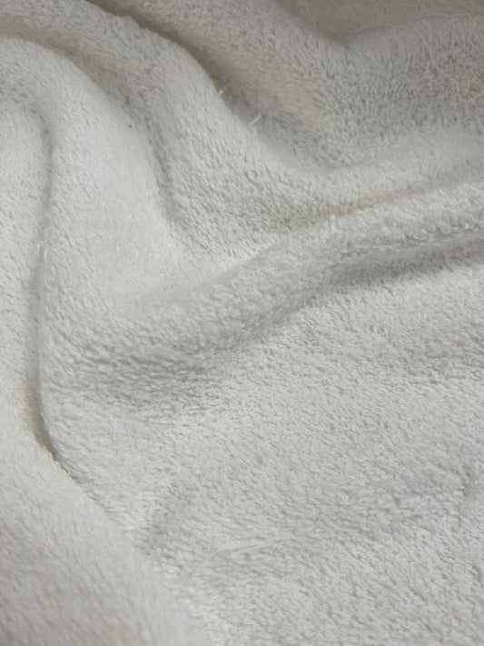 Tela de rizo blanco con pliegues y detalle de su textura de bucles