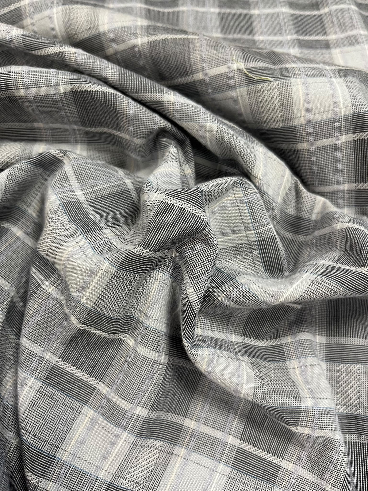Seersucker cuadros gris - detalle caída y textura