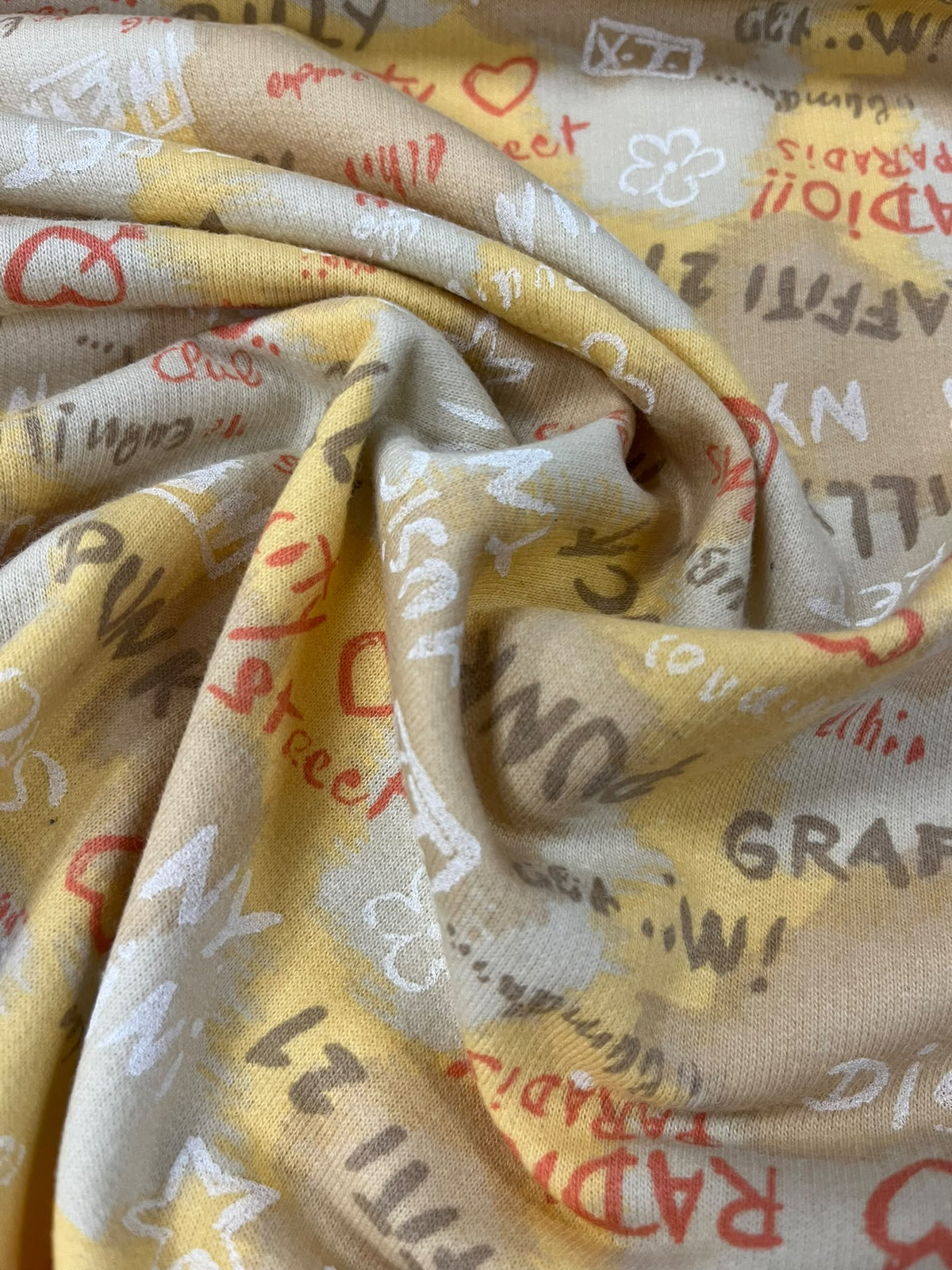 Sudadera Graffiti Amarillo - caída y textura del tejido