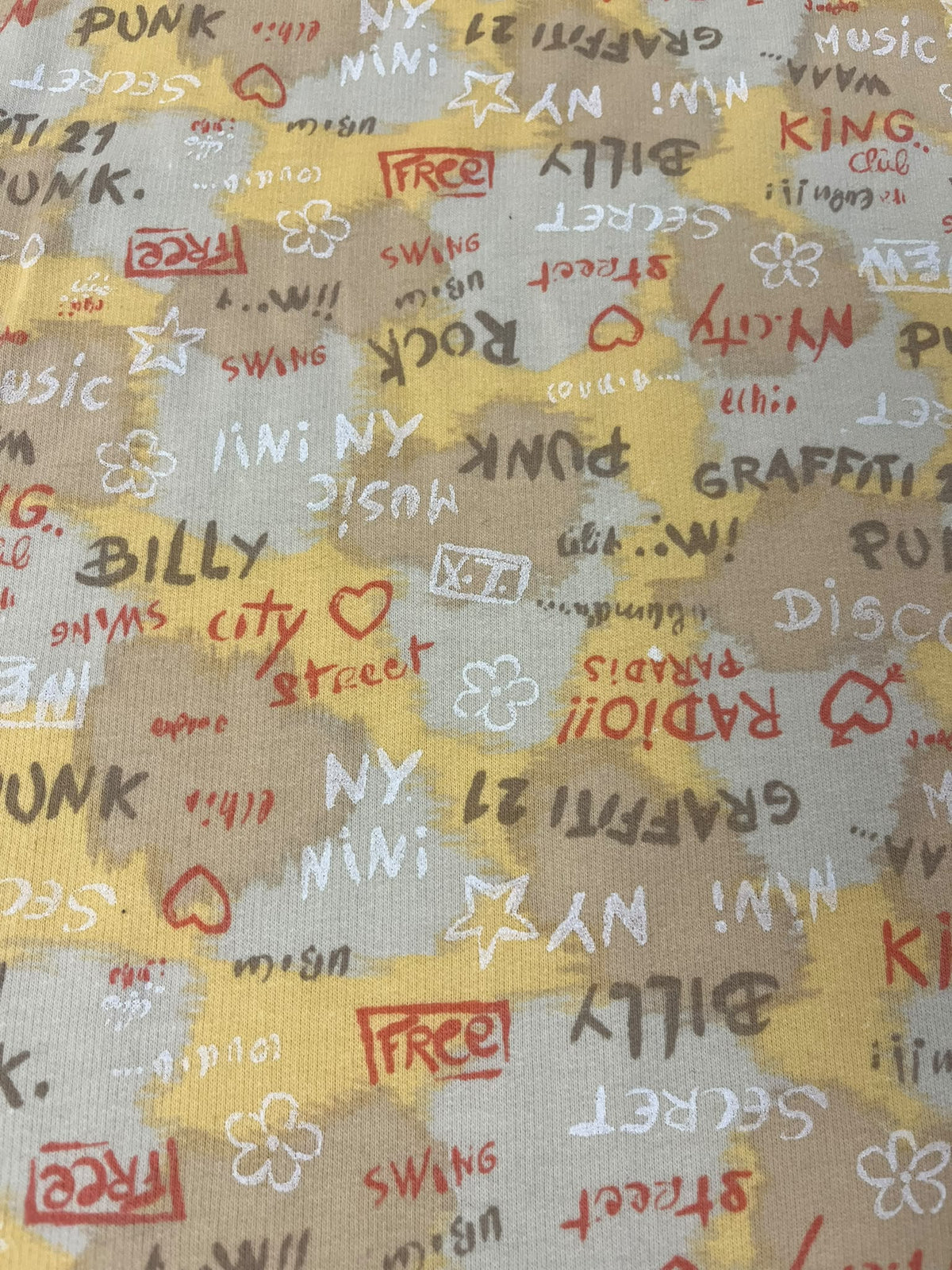 Sudadera Graffiti Amarillo - detalle estampado palabras urbanas