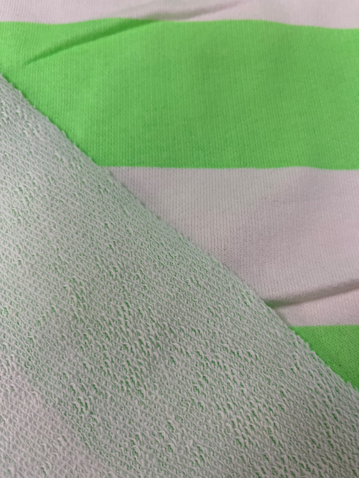 Sudadera Rayas Verde Fluor y Blanco - detalle reverso rizo y cara exterior