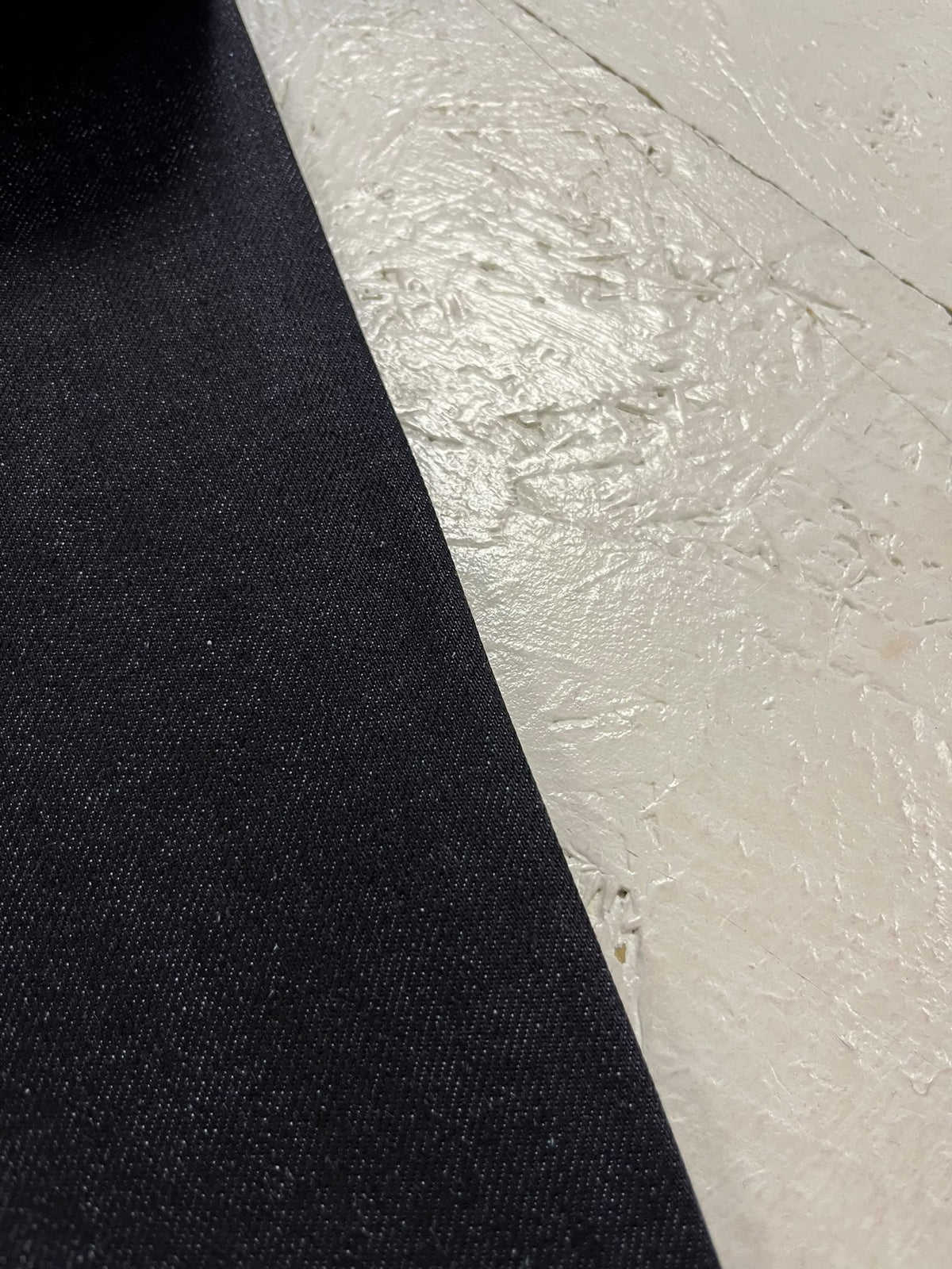 Tela Vaquera Azul Oscuro - detalle cara y reverso del tejido denim