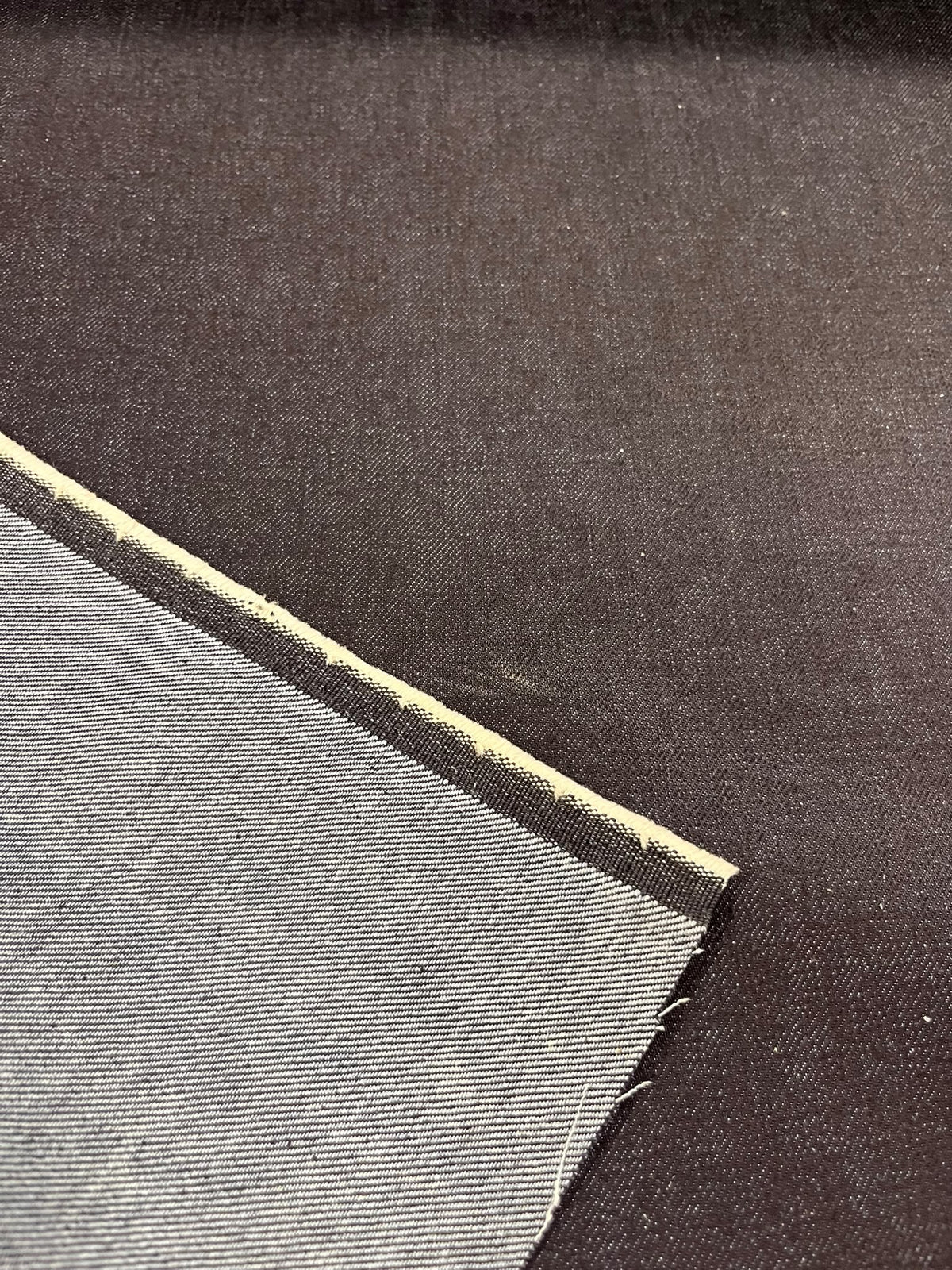 Tela Vaquera Azul Oscuro - detalle textura sarga diagonal