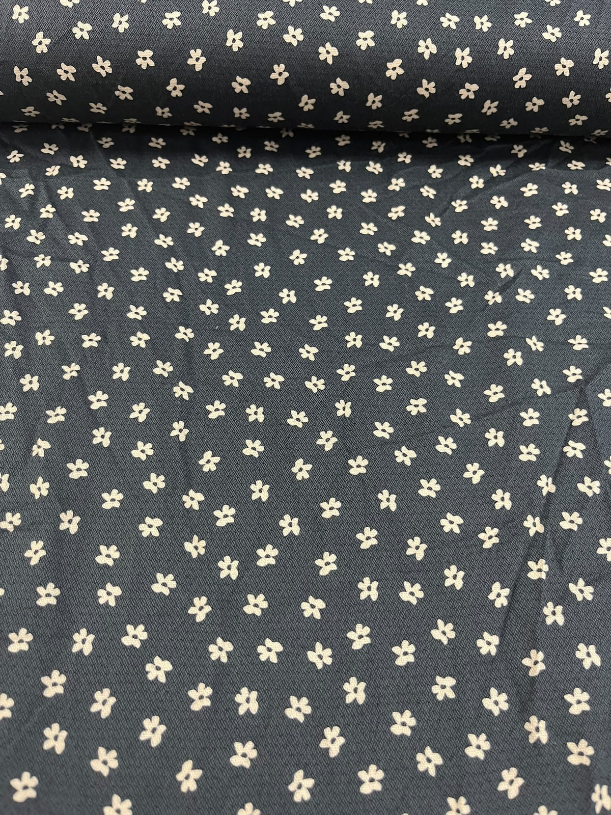 Viscosa flor blanca fondo negro - detalle rollo estampado completo