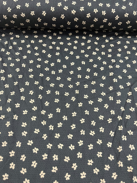 Viscosa flor blanca fondo negro - detalle rollo estampado completo